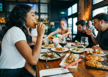 Los nutricionistas avisan: vas a engordar más si comes a estas horas