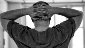 ¿Qué significa descansar las manos detrás de la cabeza mientras hablas con alguien, según la psicología?