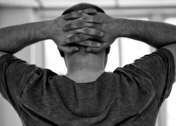 La psicología explica por qué nos ponemos las manos detrás de la cabeza al hablar, hablar con las manos en la cabeza según los psicólogos, psicología corporal, significado hablar con las manos en la cabeza en la psicología, significado psicológico hablar con las manos detrás del cuello.