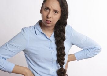 La psicología explica el significado de poner las manos en las caderas, explicación psicológica de colocar las manos en la cintura en una discusión, psicólogos explican por qué ponemos las manos en la cadera cuando hablamos, significado psicológico de las manos en la cadera.