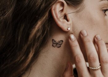 Qué significa tocarse el cuello durante una conversación para la psicología, significado psicológico tocarse el cuello al hablar, gestos psicológicos, tocarse el cuello en una conversación para los psicólogos.