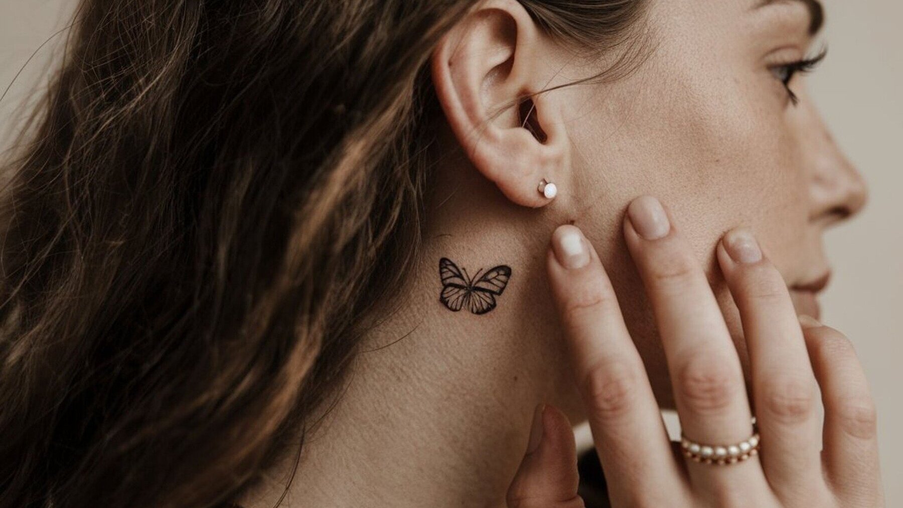 Qué significa tocarse el cuello durante una conversación para la psicología, significado psicológico tocarse el cuello al hablar, gestos psicológicos, tocarse el cuello en una conversación para los psicólogos.