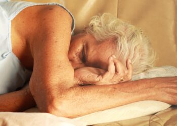 El mejor hábito diario para combatir el insomnio en la tercera edad, mejor rutina para dormir siendo viejo, rutina antes de dormir para las personas mayores de 60 años.