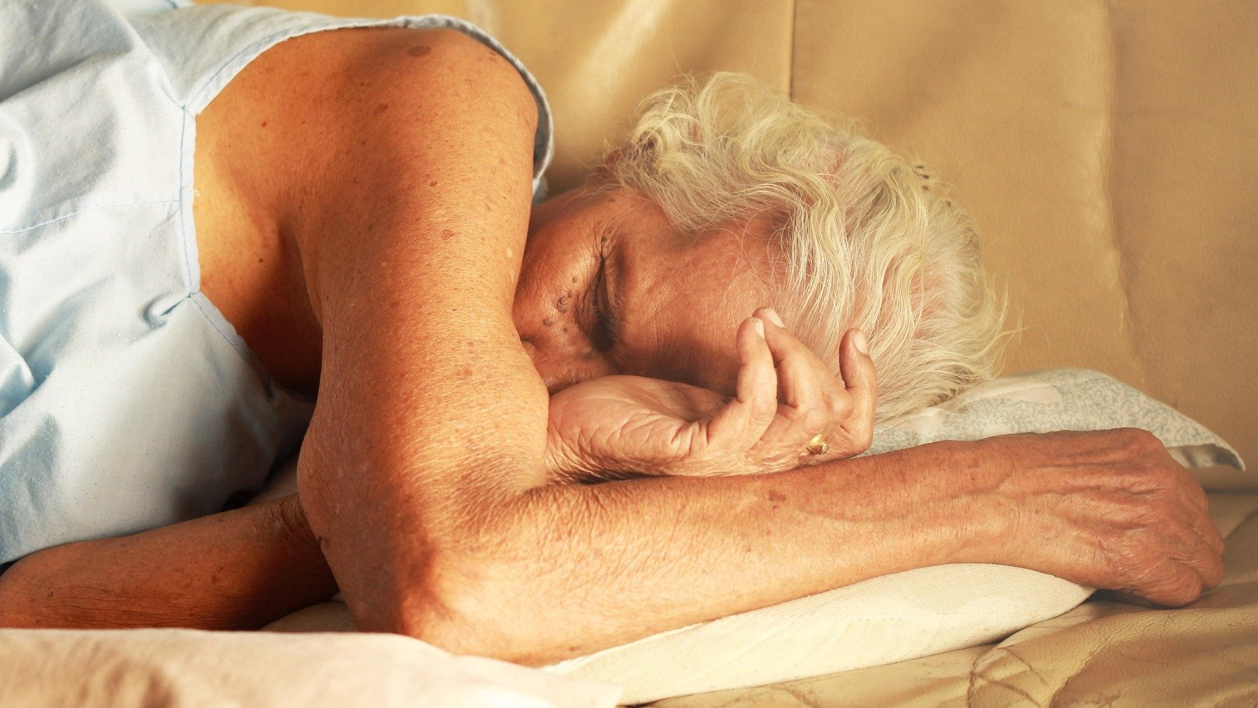 El mejor hábito diario para combatir el insomnio en la tercera edad, mejor rutina para dormir siendo viejo, rutina antes de dormir para las personas mayores de 60 años.