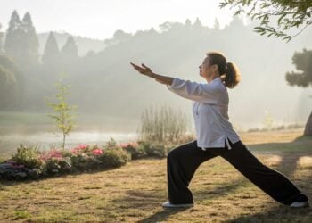 Mujer estirando, ejercicio, estiramiento