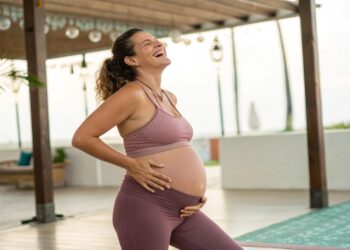 Mujer embarazada, yoga, ejercicio