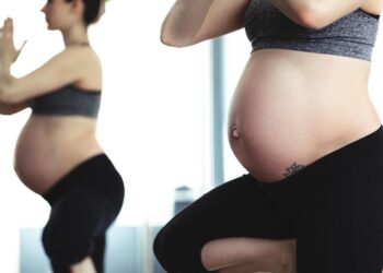 Beneficios de nadar durante el embarazo según los expertos, por qué las mujeres embarazadas deberían nadar, mejor ejercicio para embarazadas, deporte más recomendado en mujeres gestantes, deporte recomendado en embarazadas.