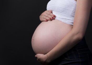 Beneficios del yoga en mujeres embarazadas de más de 40 años, cómo fortalecer el suelo pélvico en mujeres embarazadas, evitar pérdidas de orina estando embarazada, deporte para prevenir riesgos en embarazos maduros, mejor deporte embarazadas de más de 40 años.