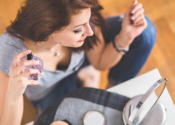 La psicología explica por qué algunas personas usan perfume a diario, usar perfume diariamente según los psicólogos, qué dice la colonia que usas de ti según la psicología, explicación psicológica de usar mucho perfume.