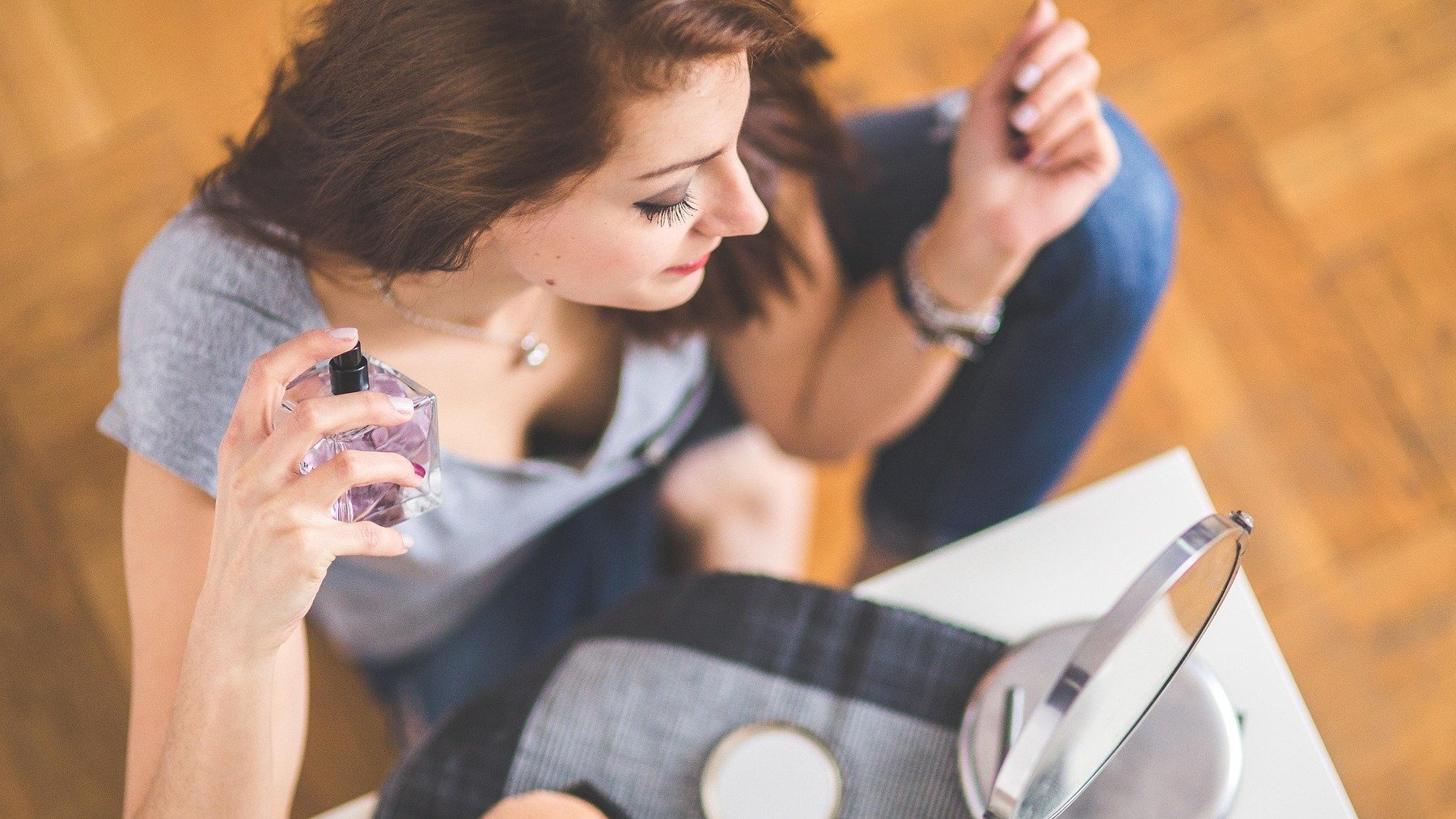 La psicología explica por qué algunas personas usan perfume a diario, usar perfume diariamente según los psicólogos, qué dice la colonia que usas de ti según la psicología, explicación psicológica de usar mucho perfume.