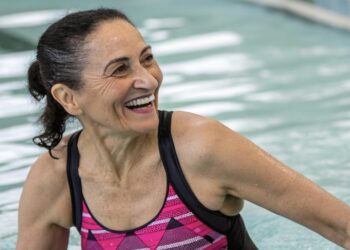 Mujer, ejercicio, piscina