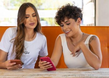 Acercarse mucho al hablar según la psicología, proxemia, hablar desde cerca para los psicólogos, significado psicológico de hablar cerca.