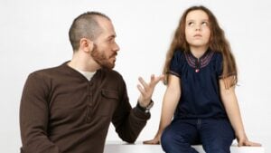 Los 6 errores de crianza que causan faltas de respeto hacia los padres en la edad adulta, según la psicología