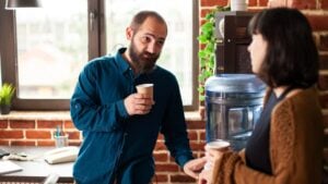 Ni sonreír ni asentir: el gesto que revela si alguien está fingiendo interés durante una conversación
