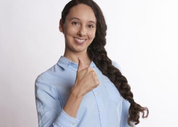 Significado gesto de OK en psicología, significado psicológico de hacer un ok con la mano, significado de hacer un okey según los psicólogos, levantar el pulgar según la psicología.