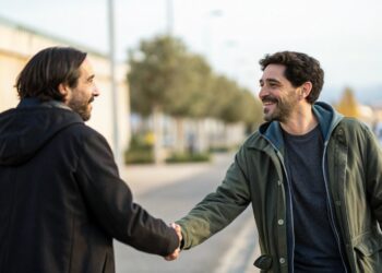 Hombres saludando, cejas, psicología