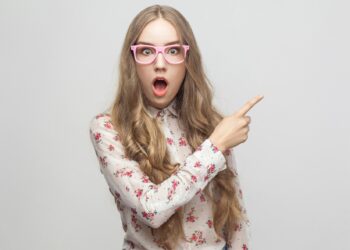 La razón por la que hablas en voz alta, según la psicología: así es tu personalidad