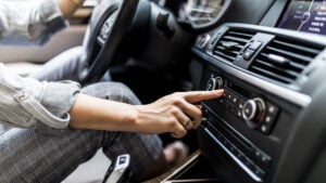 Si necesitas tener música puesta todo el rato mientras conduces, es por esto: lo dice la psicología