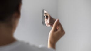Los expertos dan la voz de alarma: las personas narcisistas comparten estos 6 hábitos comunes
