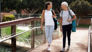 Ni andar ni correr: el mejor ejercicio ‘quemacalorías’ para mujeres de más de 40 que alivia el dolor de espalda