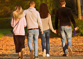 Mejor hábito diario para ser feliz, el hábito diario de todas las personas felices en el mundo, qué hace la gente para estar feliz, secreto psicológico para estar contento siempre.