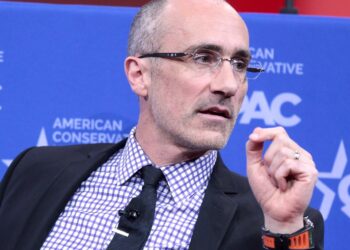 Las claves de un profesor de Harvard para ser felices, los cuatro consejos de Arthur Brooks para alcanzar la felicidad, qué hacen las personas para ser felices, el consejo de los expertos para ser feliz, qué tienen en común las personas felices.