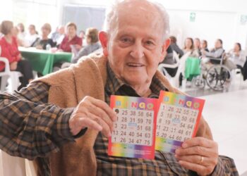 El bingo mejora la estimulación cognitiva en mayores de 65 años, pasatiempo para personas con Alzheimer, beneficios de jugar al bingo en la tercera edad, estimulación cognitiva en tercera edad.