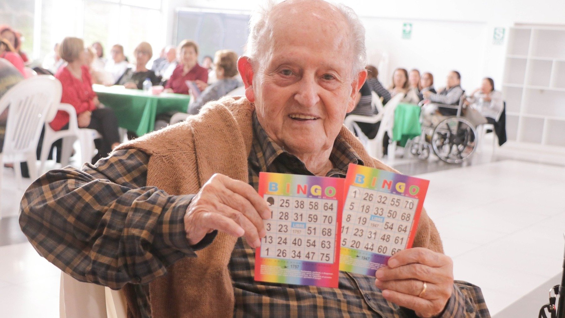 El bingo mejora la estimulación cognitiva en mayores de 65 años, pasatiempo para personas con Alzheimer, beneficios de jugar al bingo en la tercera edad, estimulación cognitiva en tercera edad.