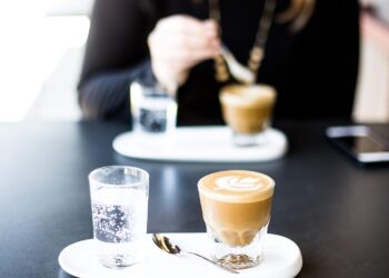 La psicología explica por qué algunas personas se recogen la mesa en los bares, explicación psicológica de ayudar al camarero en el restaurante, significado psicológico de empatizar con los camareros.