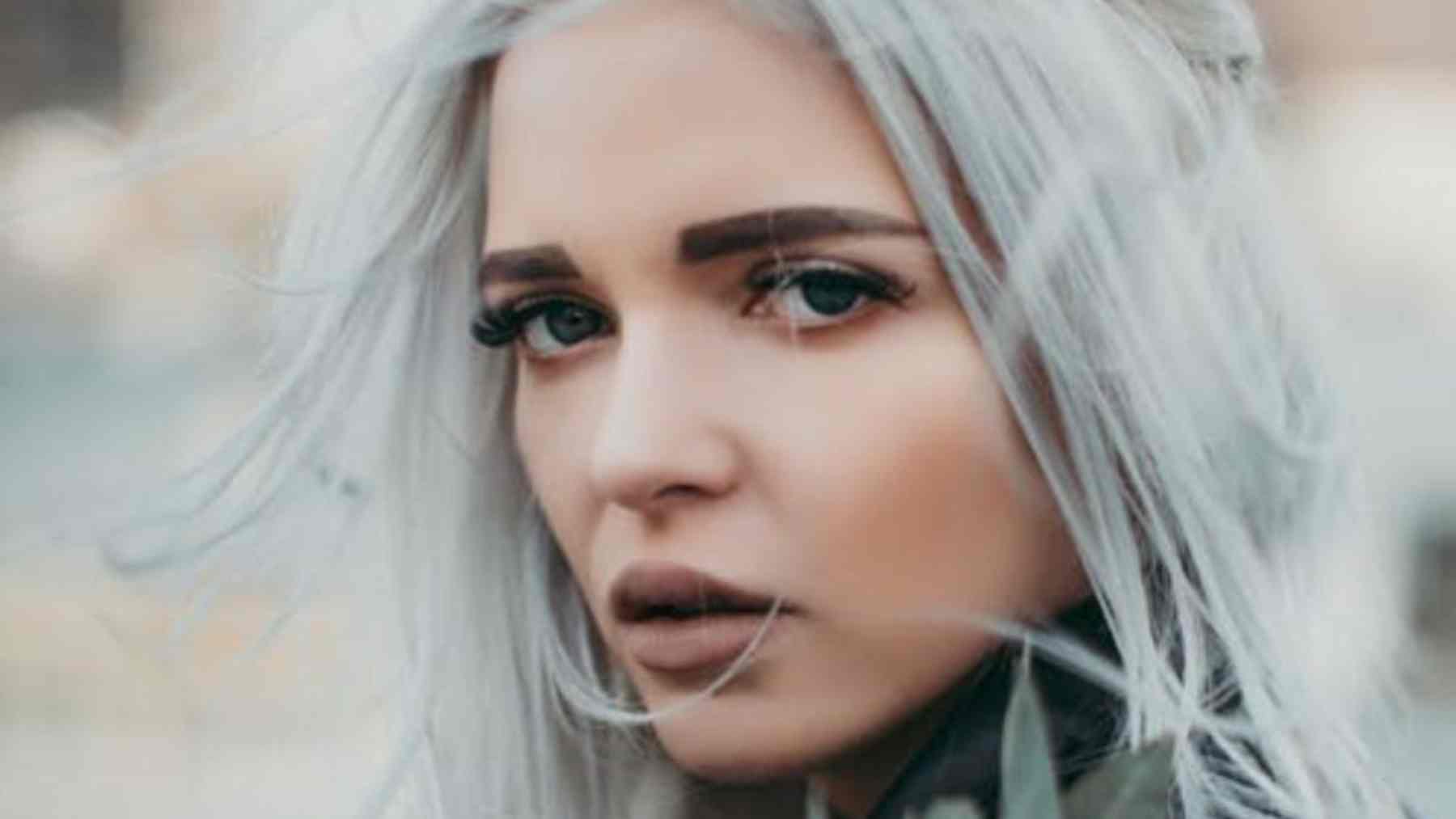 El significado de no querer teñirse las canas, según la psicología