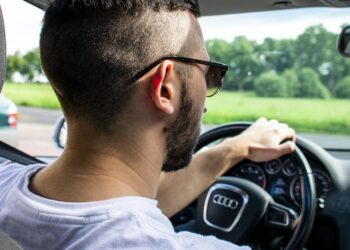 La razón por la que pitamos cuando vamos en coche según la psicología, explicación psicológica a tocar el claxon en el coche, pitar en el coche si nos enfadamos según los psicólogos.