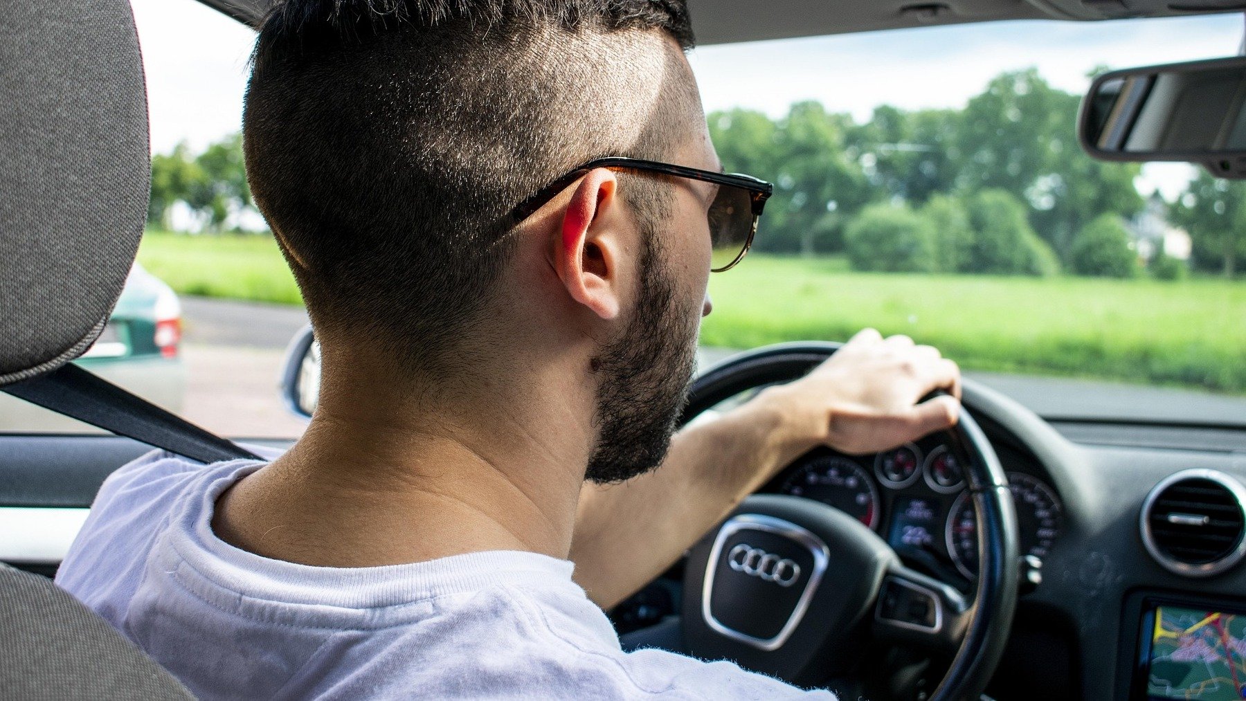 La razón por la que pitamos cuando vamos en coche según la psicología, explicación psicológica a tocar el claxon en el coche, pitar en el coche si nos enfadamos según los psicólogos.