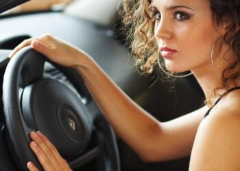 Significado psicológico de hablar mucho en el coche, la psicología explica por qué evitamos los silencios incómodos, manías al volante según los psicólogos.