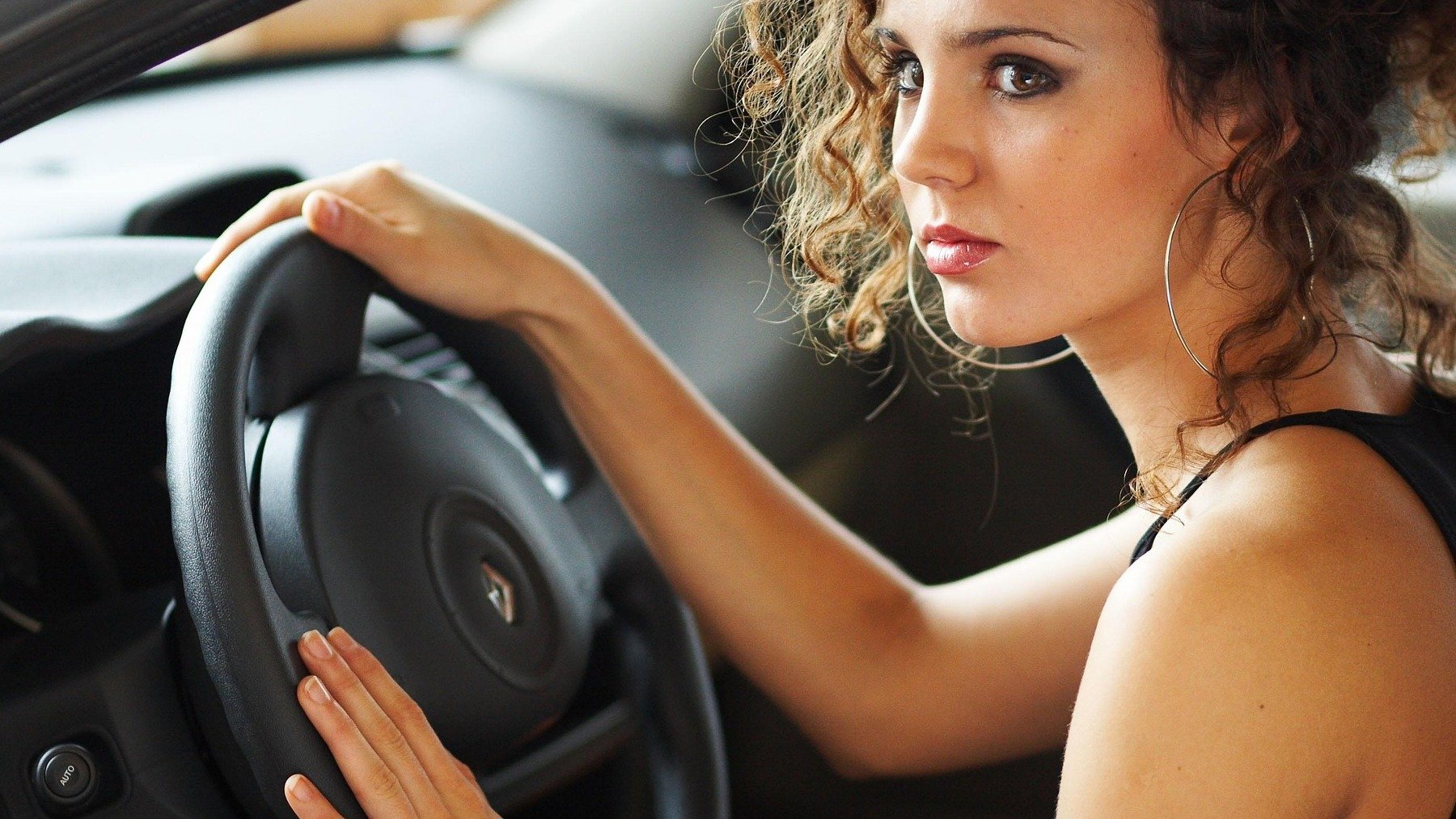 Significado psicológico de hablar mucho en el coche, la psicología explica por qué evitamos los silencios incómodos, manías al volante según los psicólogos.