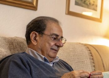 Hombre, sofá, pasatiempos