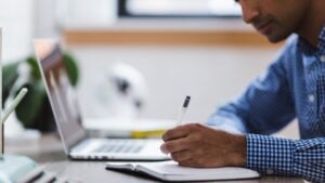 Si escribes a mano siempre muy rápido, es por esto: lo dice la psicología
