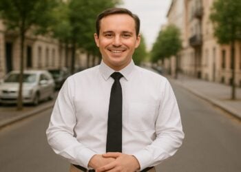 Qué significa para la psicología cruzar las manos por delante del cuerpo, explicación psicológica de poner las manos por delante del cuerpo, significado psicológico de colocar las manos delante del cuerpo.