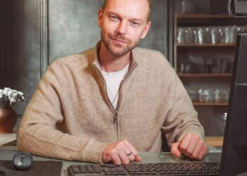 La psicología explica por qué revisamos el correo electrónico todo el rato, explicación psicológica de revisar constantemente la bandeja de entrada, significado psicológico de mirar correos electrónicos todo el rato.