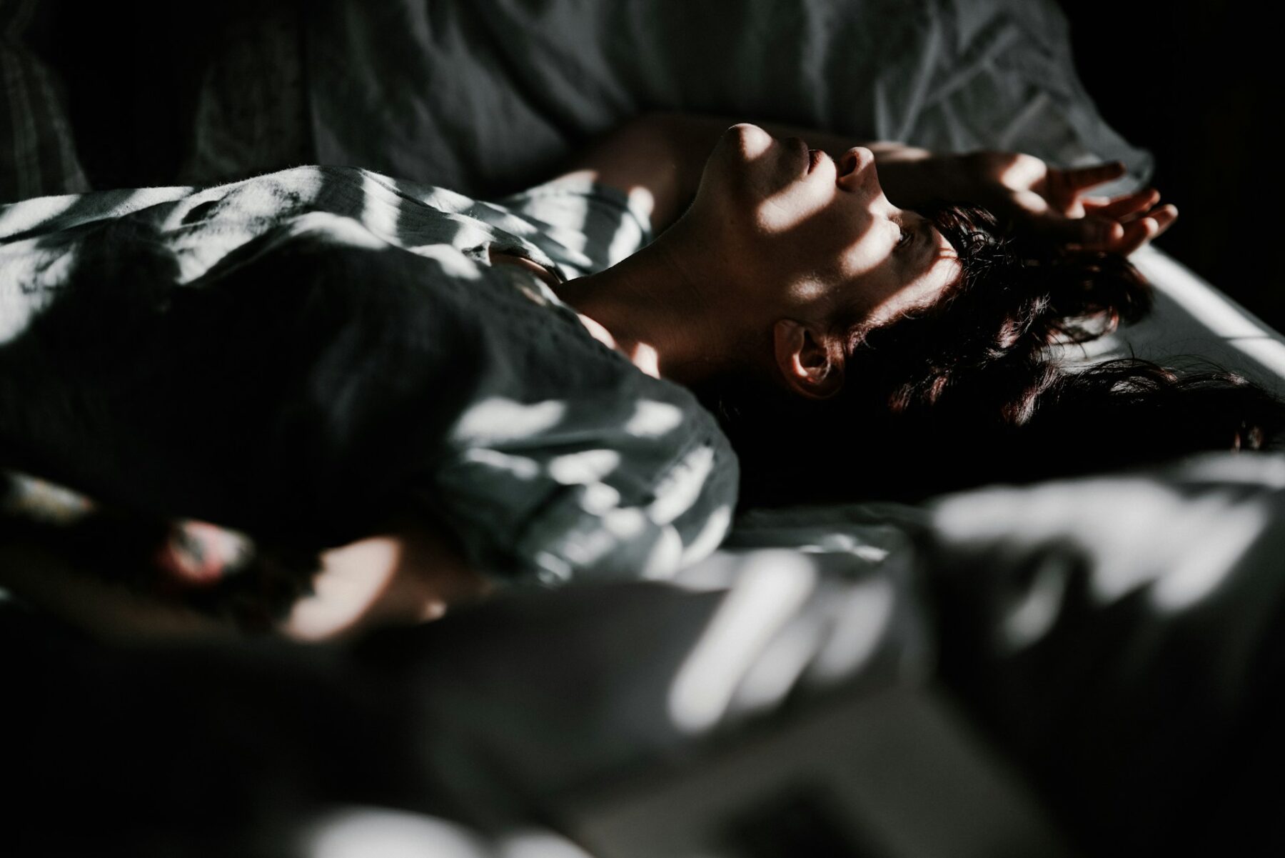 El significado de no poder parar de dar vueltas a las cosas por la noche, según la psicología