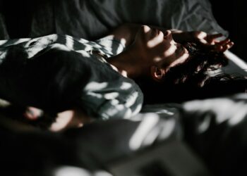 El significado de no poder parar de dar vueltas a las cosas por la noche, según la psicología