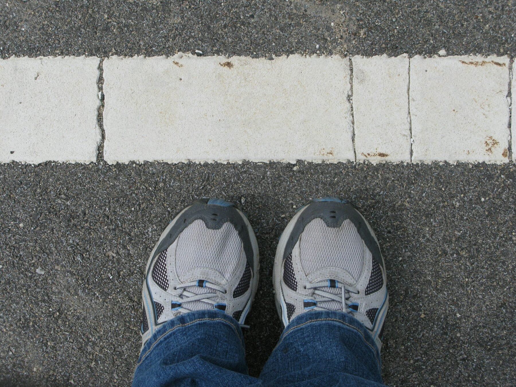 Qué significa no querer pisar las líneas del suelo mientras caminas, según la psicología