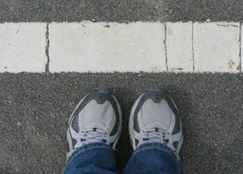 Qué significa no querer pisar las líneas del suelo mientras caminas, según la psicología