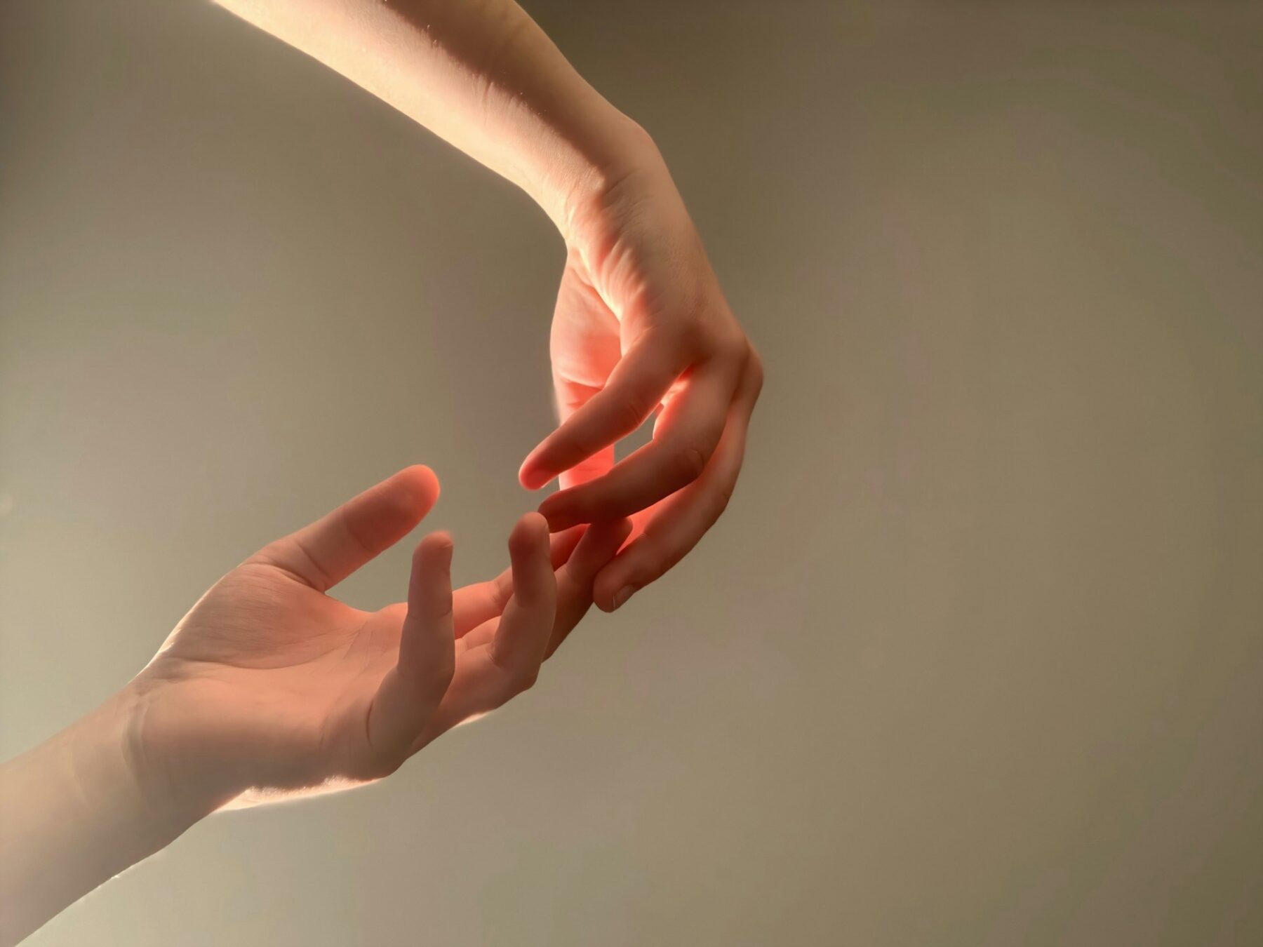 El significado de que una persona te dé calambre cada vez que la tocas