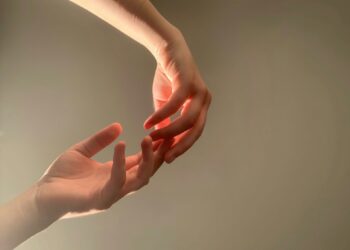 El significado de tocarte las manos cuando hablas, según la psicología