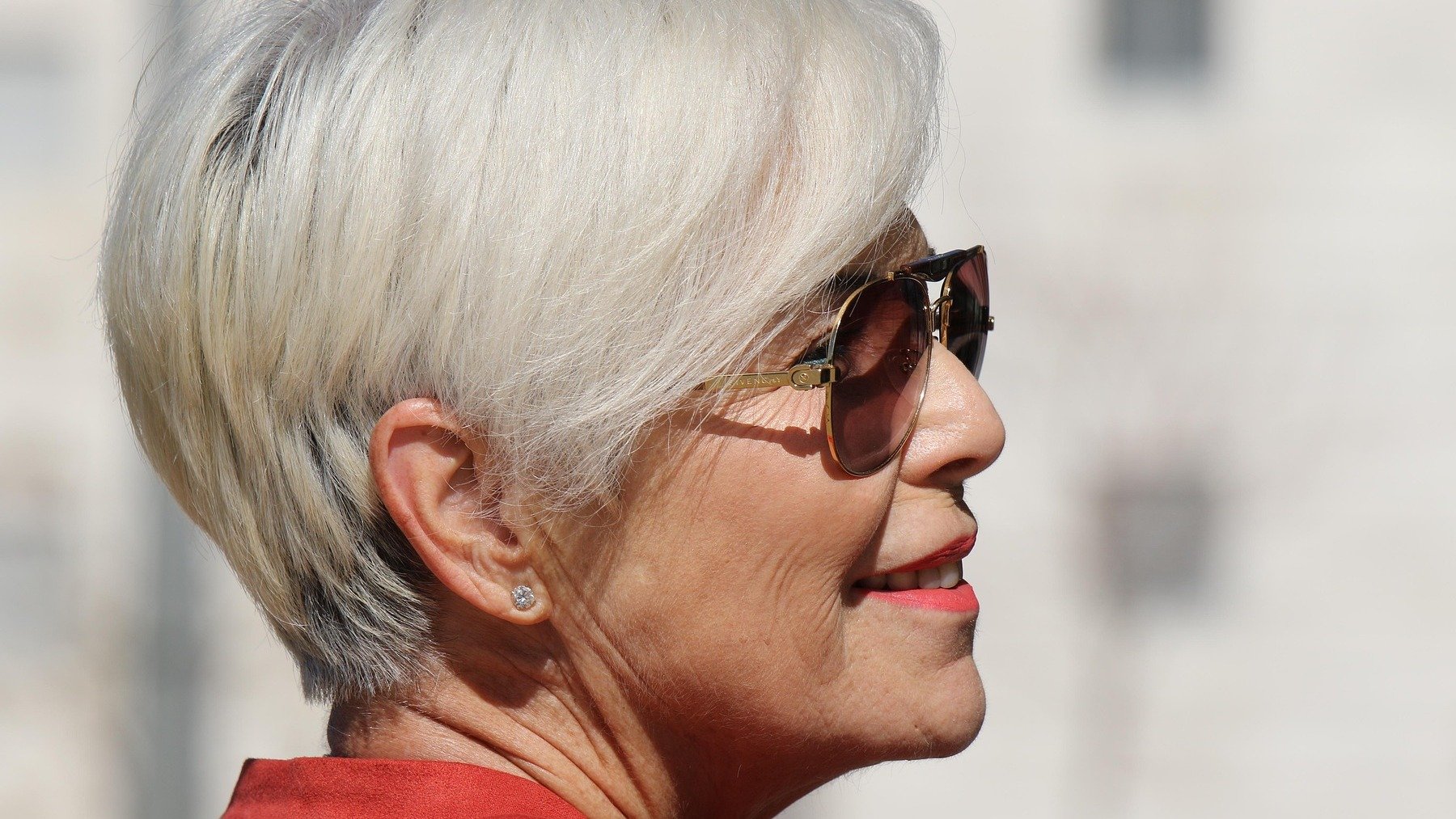 Mejor color de pelo para parecer joven si tienes más de 60 años, de qué color teñirse el pelo si tienes más de 60 años, mejor tinte de pelo para parecer juvenil si tienes más de 60 años.