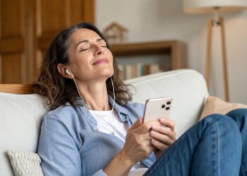 Mujer con cascos, mujer, meditación