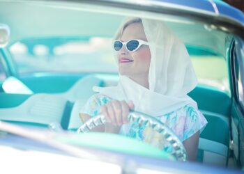 La psicología explica por qué cantamos al conducir, cantar todo el rato mientras conducimos según los psicólogos, explicación psicológica de cantar al conducir.