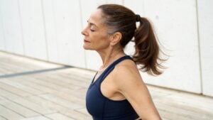 Ir al gimnasio está bien, pero hay un ejercicio mejor para que las mujeres de 50 años ganen fuerza, según Harvard