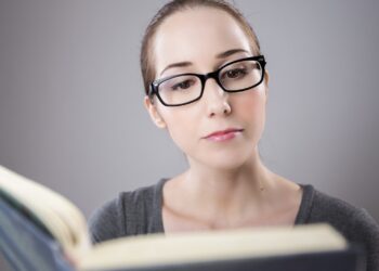 Gesto que delata a las personas más inteligentes según la ciencia, por qué las personas más inteligentes hablan solas según la psicología, hablar solo es símbolo de inteligencia según los científicos.