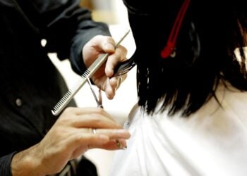 Mejor corte de pelo mujer de más de 60 años, cortes de pelo atrevidos para mujeres maduras, corte de pelo innovador para mujeres mayores, mejor corte de pelo si quiero hacer un cambio radical.